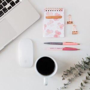 komputer i artykuły biurowe na białym tle