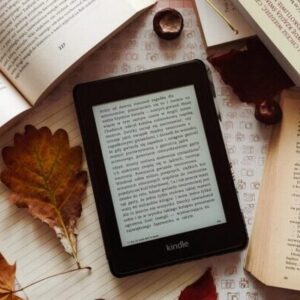 czytnik ebook i książki na jesiennym tle, papier na notatki z książek