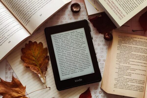 czytnik ebook i książki na jesiennym tle, papier na notatki z książek