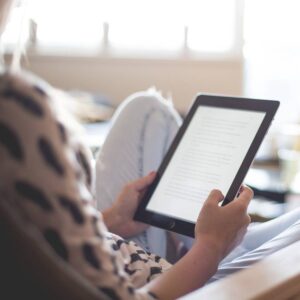 kobieta czytająca książkę