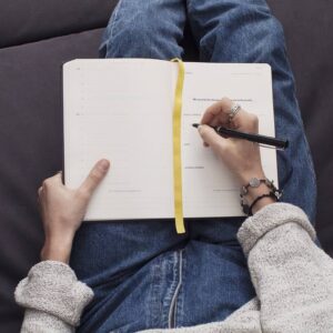 pisanie dziennika w notatniku